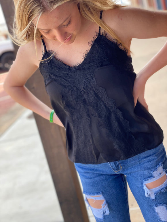 EYELET LACE TREAM CAMI TOP